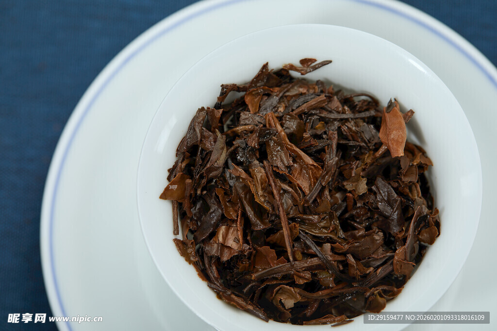 白瓷碗中的干茶叶