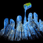 蓝色油漆桶倾倒创意图像