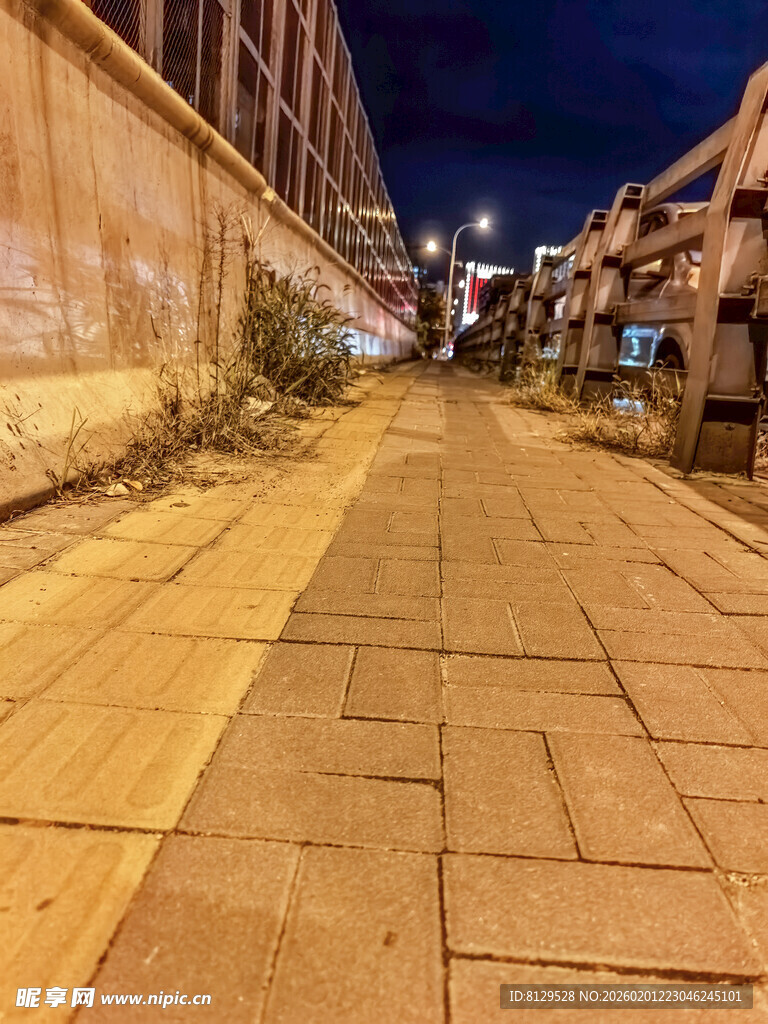 夜晚空旷的城市砖石小路