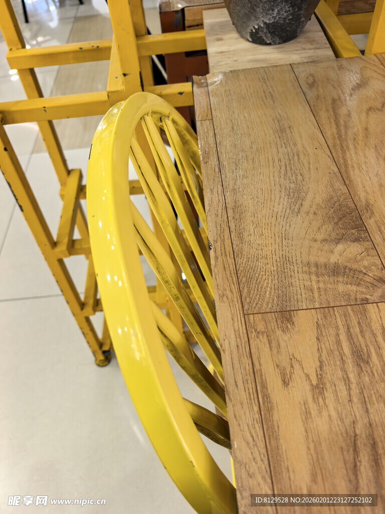 黄色金属椅与木质桌面