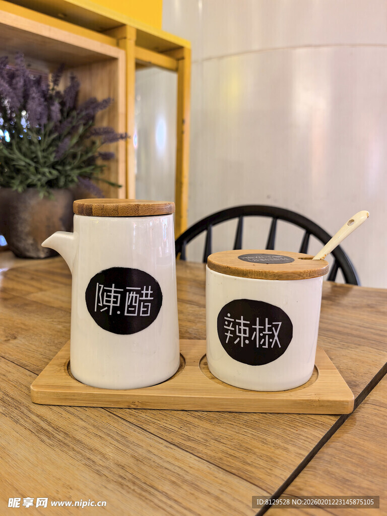 咖啡伴侣糖罐与奶罐