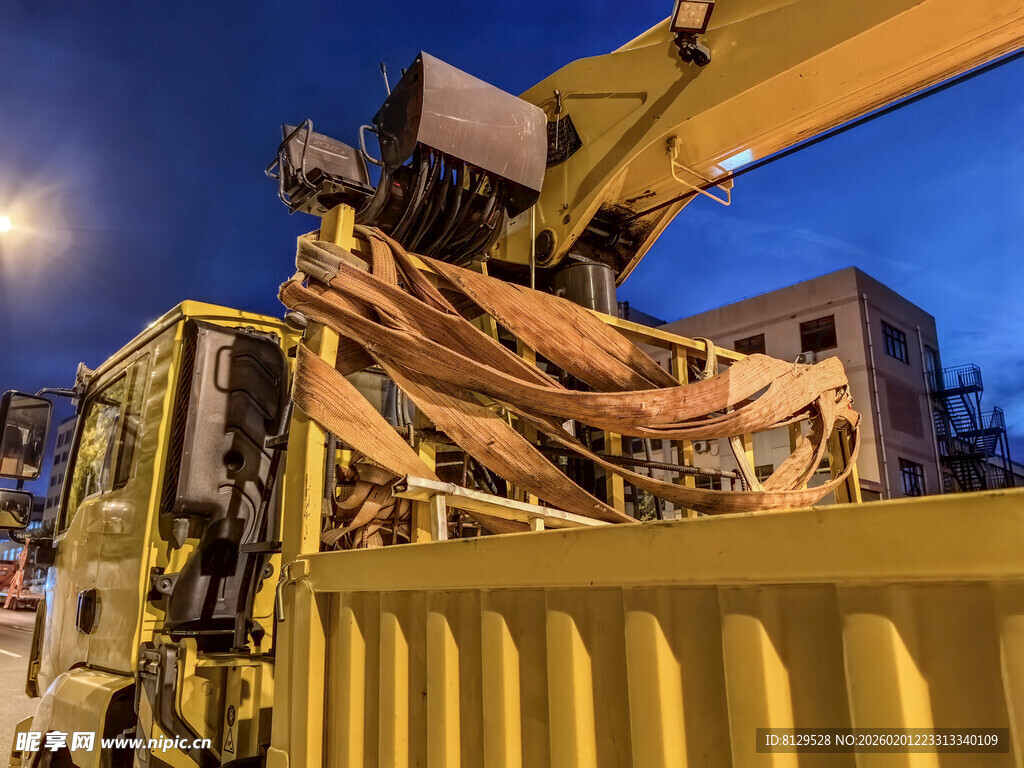 夜间施工的大型工程车辆