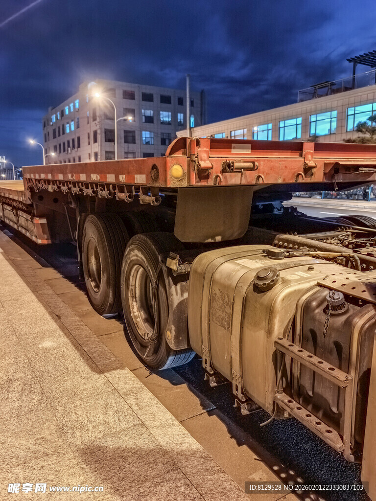 夜晚的重型拖车设备