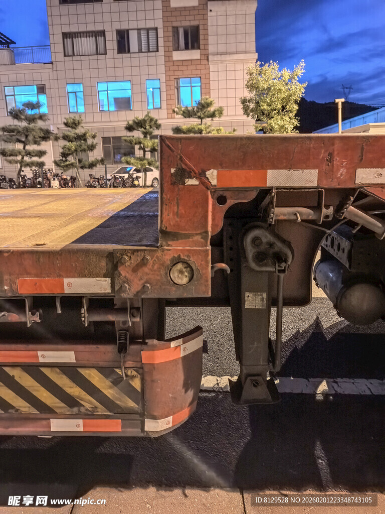 大型平板拖车尾部特写