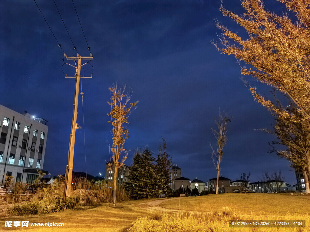 夜幕下的户外街道景致