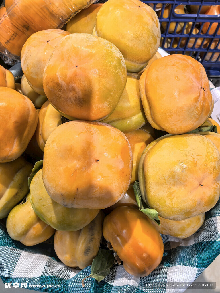 新鲜诱人的黄桃堆叠