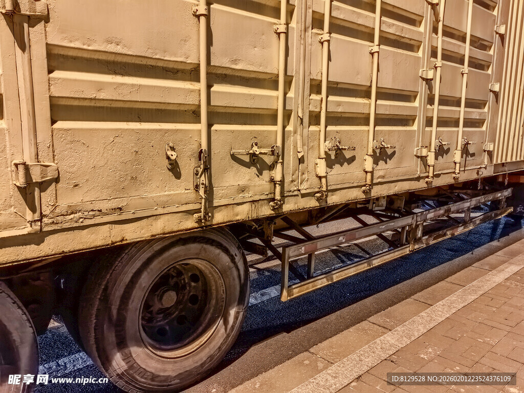 大型货运挂车轮胎特写