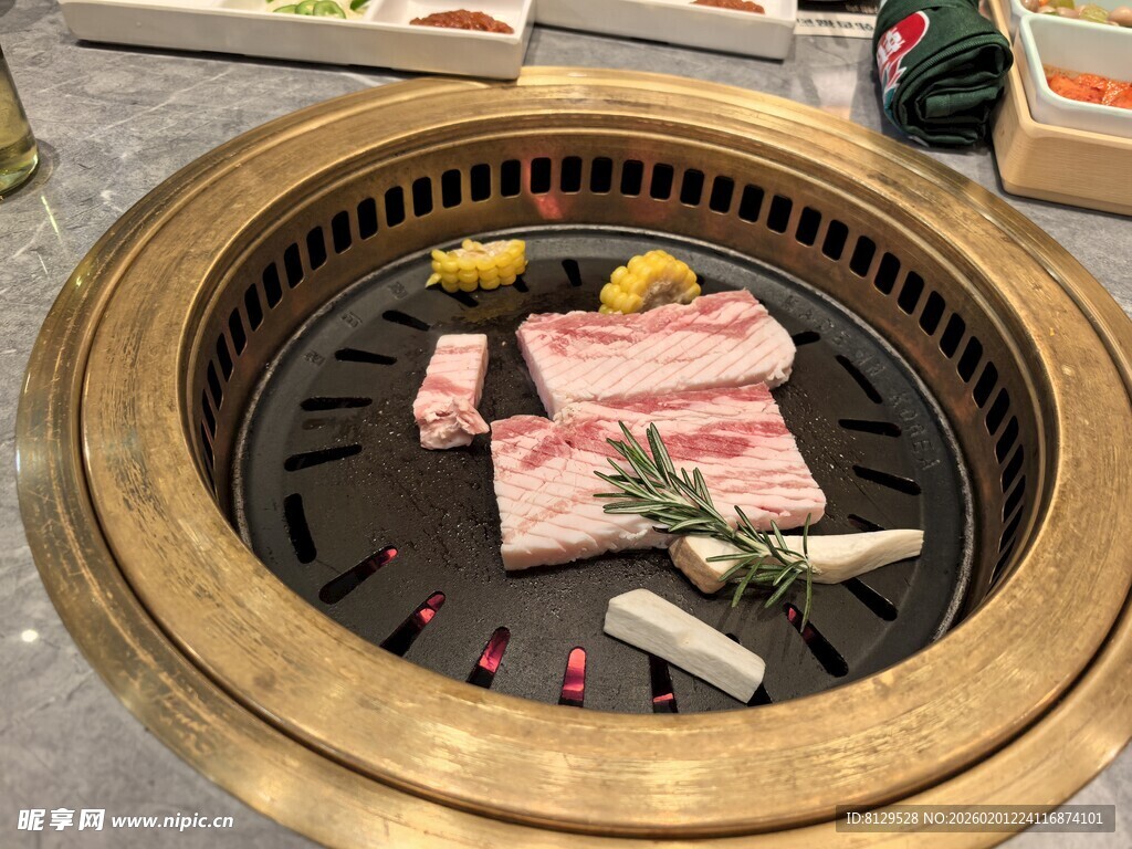 铜盘上的精致烤肉食材