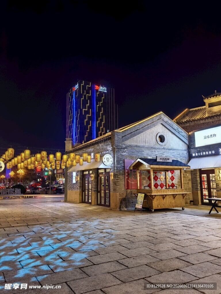 古街夜景传统与现代交融