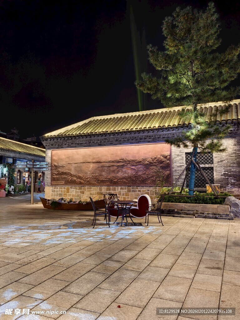 夜晚中式建筑前的静谧场景