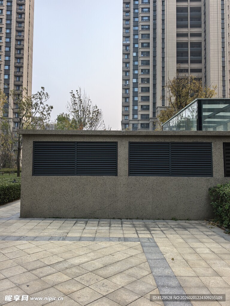 城市户外的黑色景观墙