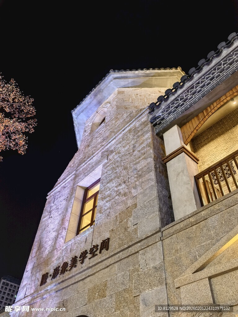 夜晚中式建筑一角