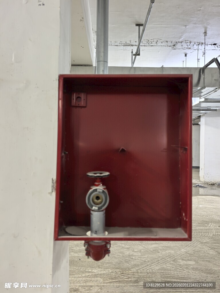 红色消防箱内的消火栓