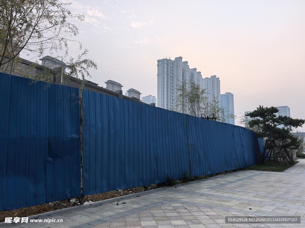 蓝色围挡旁的城市景象