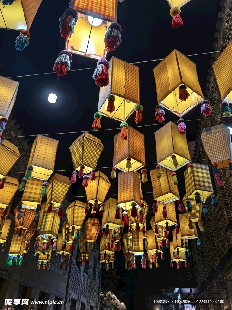 悬挂的传统中式灯笼夜景