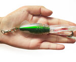 手持绿色仿真钓鱼诱饵
