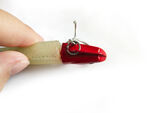 手持红色鱼钩鱼饵特写