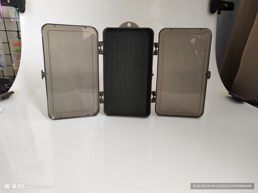 打开的多隔层行李箱