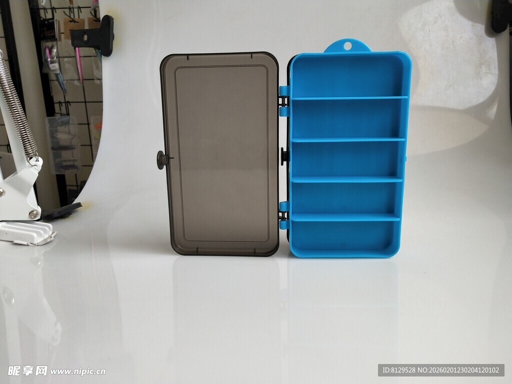 蓝色与灰色塑料盒展示