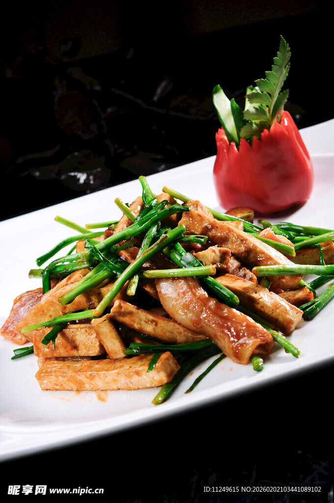 韭菜熏肉炒老豆腐