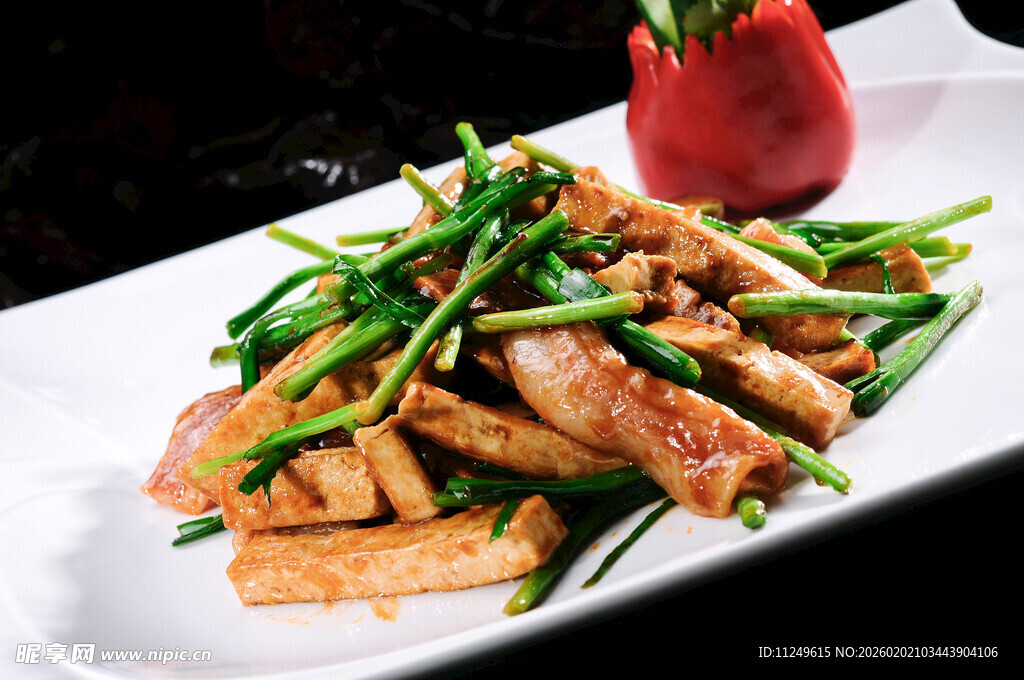韭菜熏肉炒老豆腐