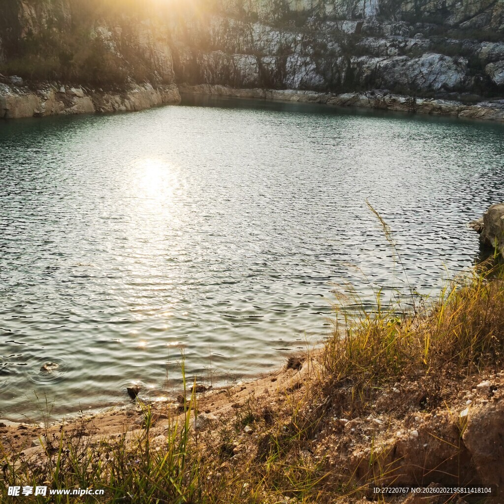 阳光照耀下的静谧山间湖泊