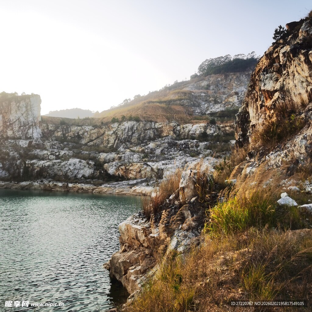 海岸边的岩石与宁静水域