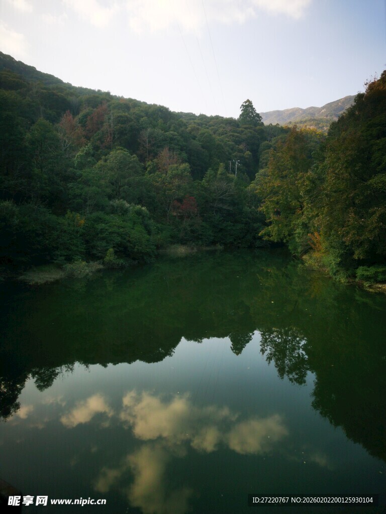 青山绿水间的静谧湖面