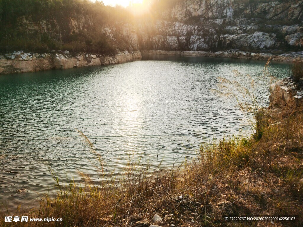 湖畔晨光映碧水