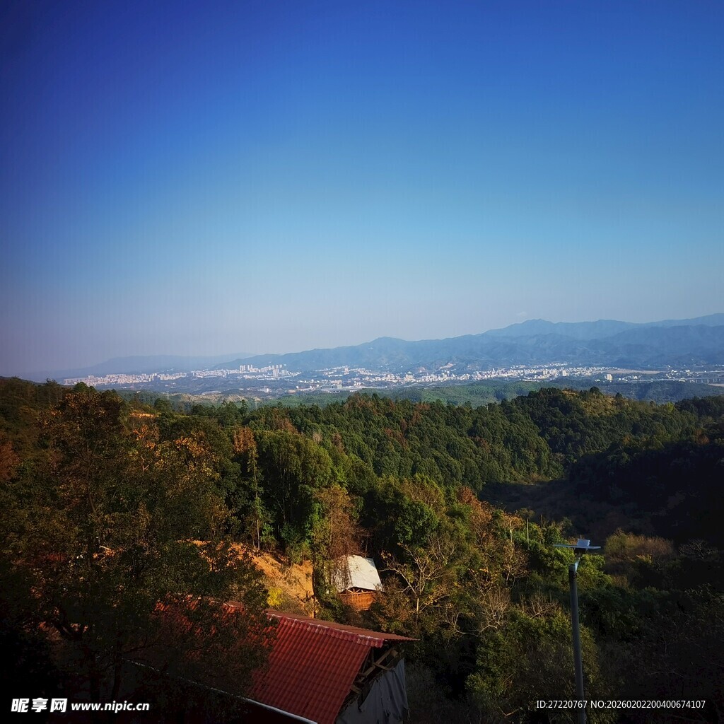 山间美景俯瞰宁静小舍