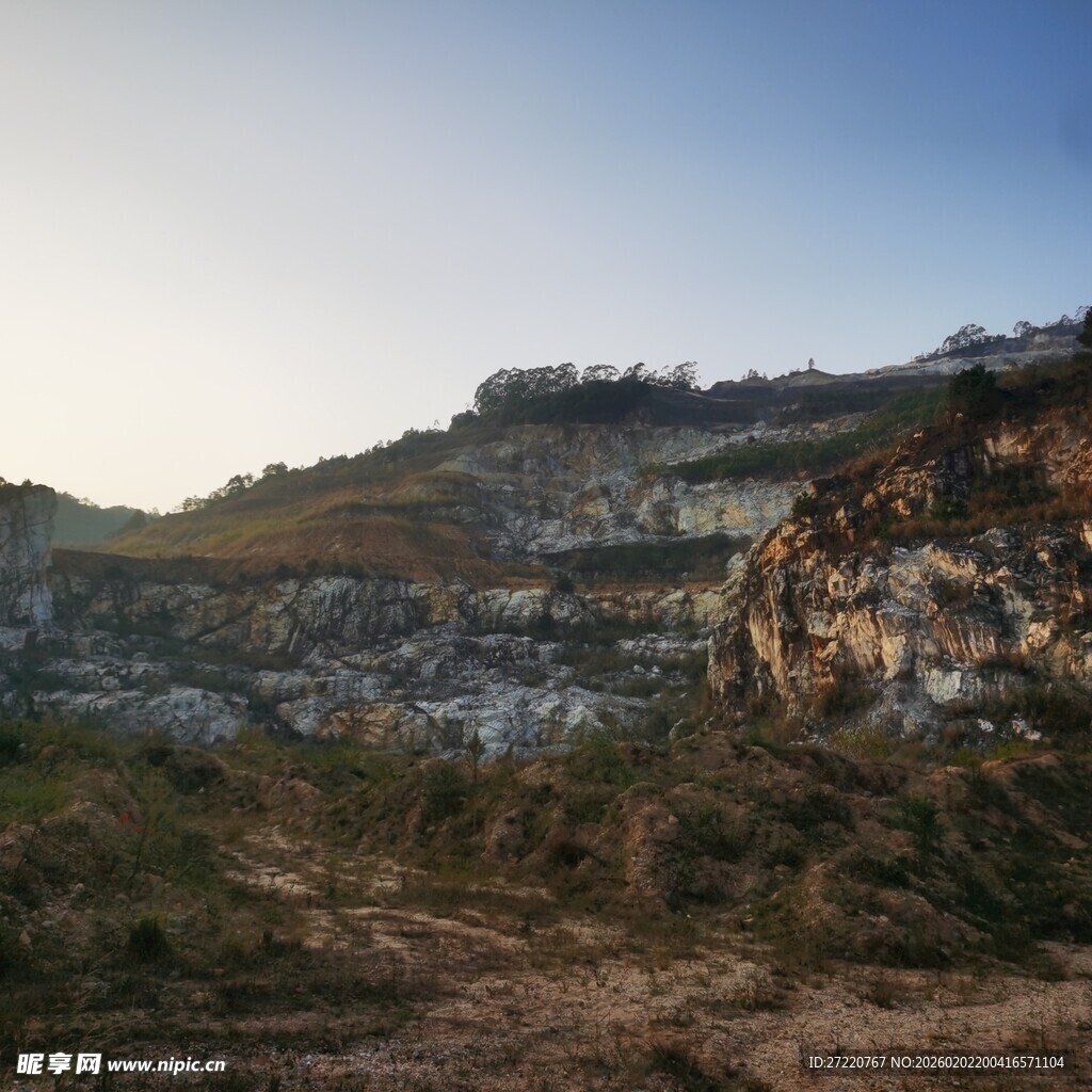 黄昏下的山地景观