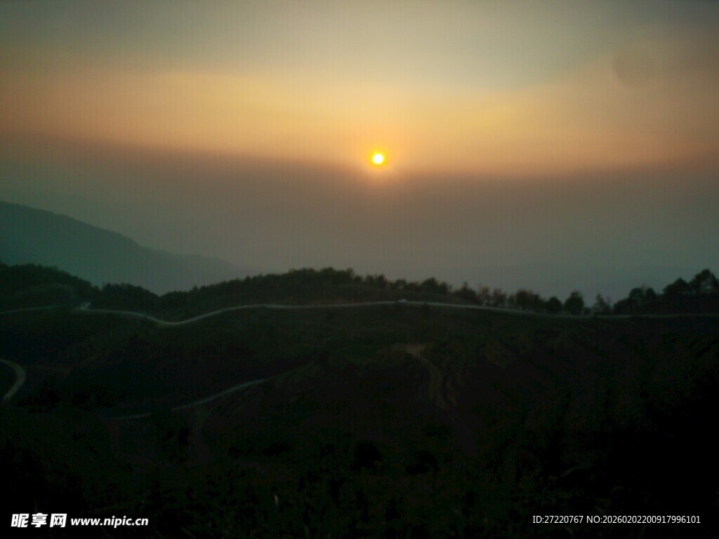 山间日落美景