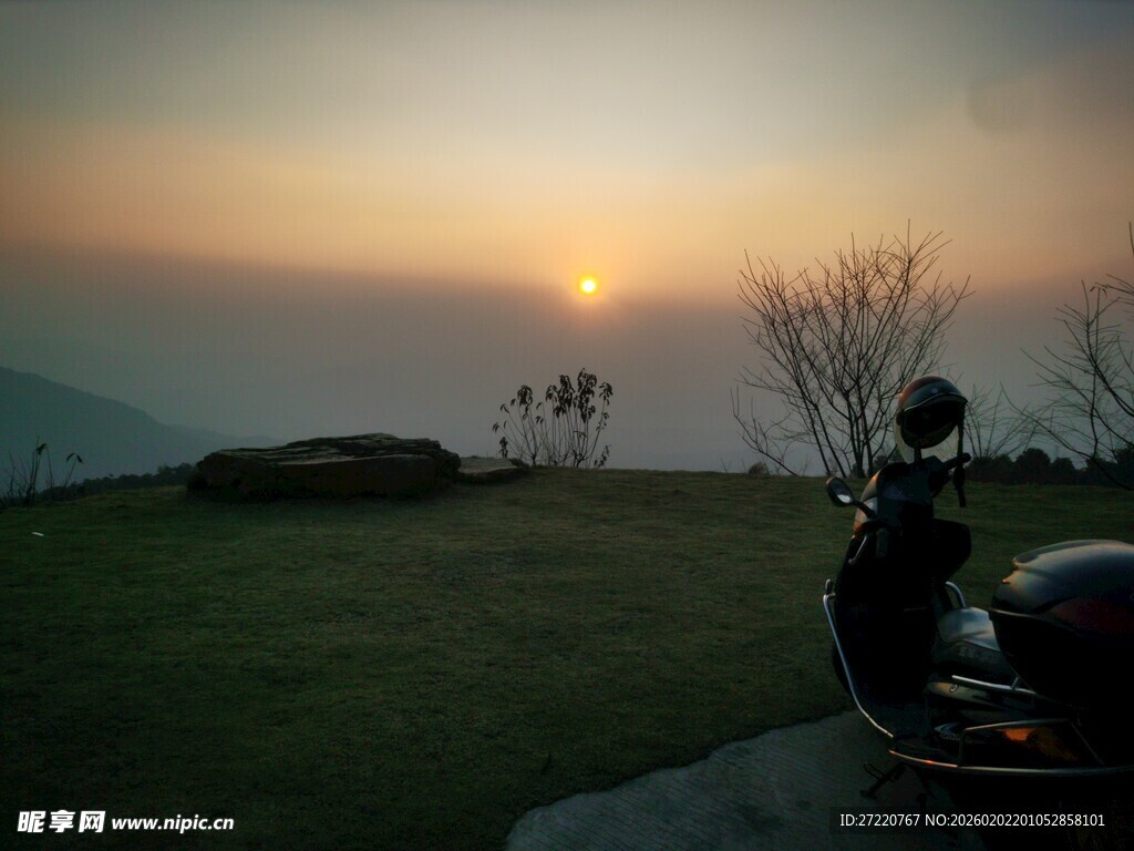 夕阳山野间的摩托车风景