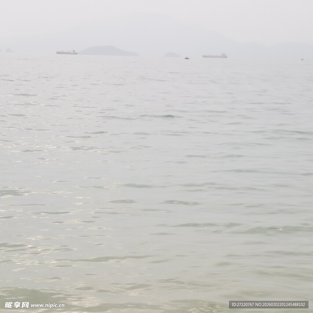 平静海面 远处船只隐约