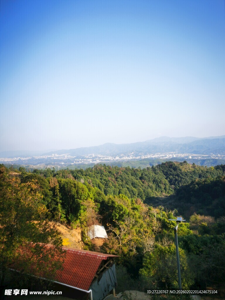 山间美景俯瞰绿意盎然