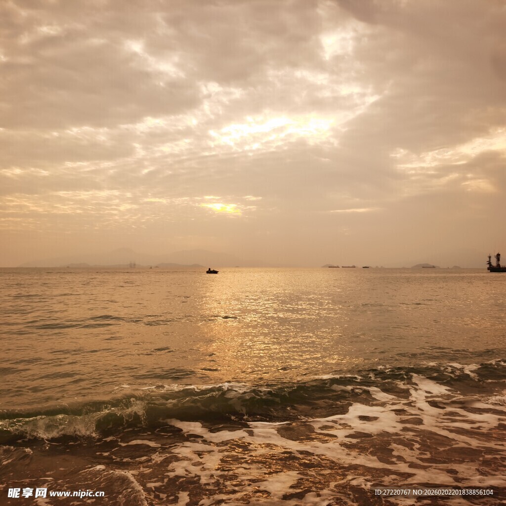 海边黄昏下的宁静景致