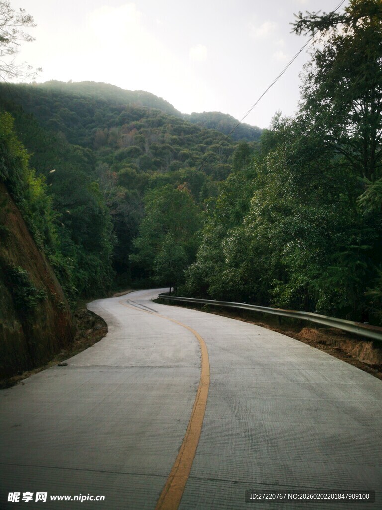 山间蜿蜒公路