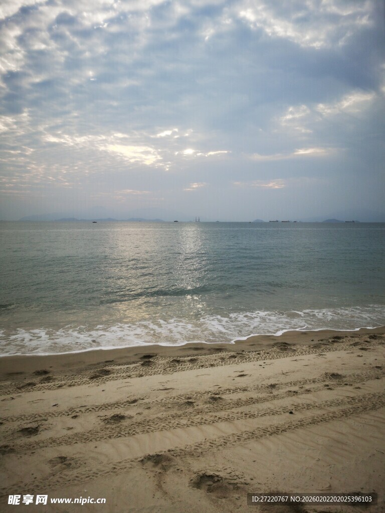 海边沙滩上的宁静海景