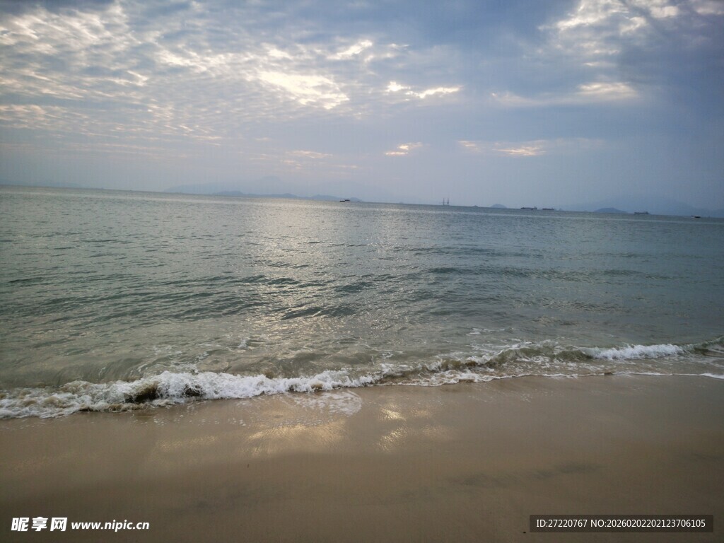 海边美景 海浪轻拍沙滩