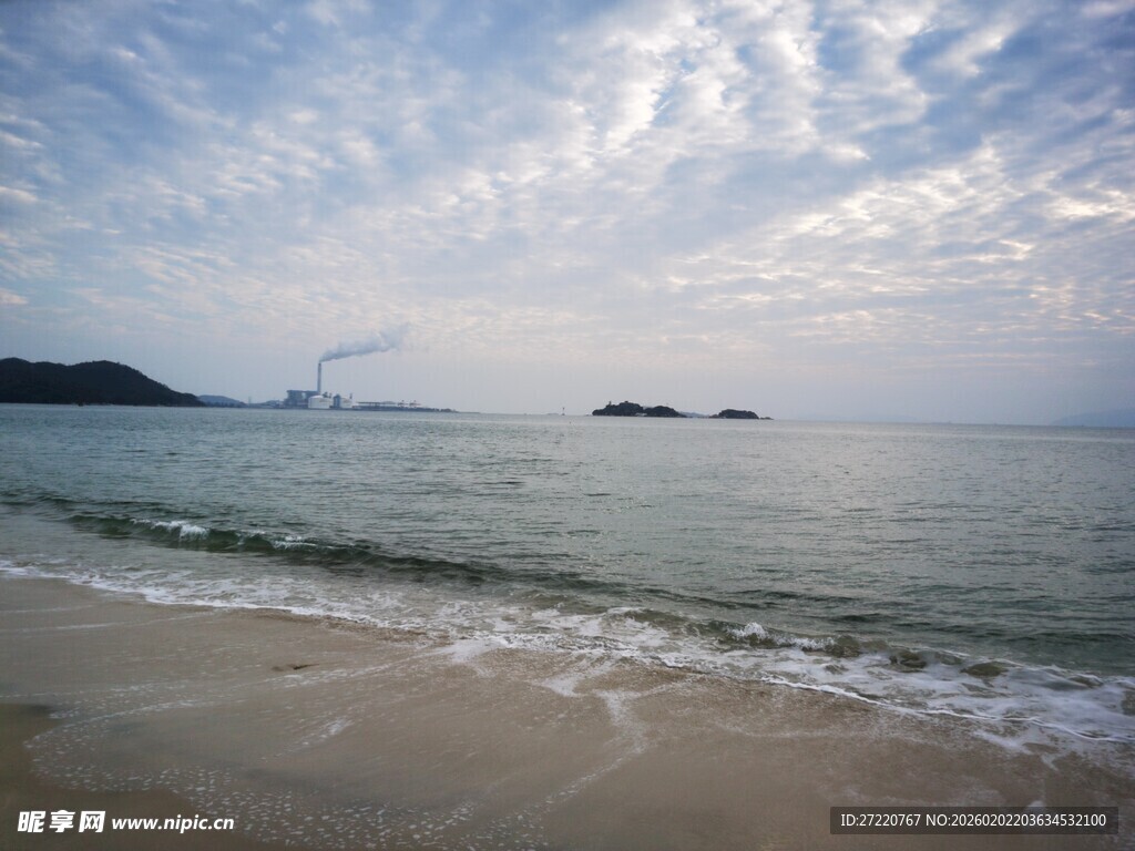 海边美景 海浪轻拍海岸线