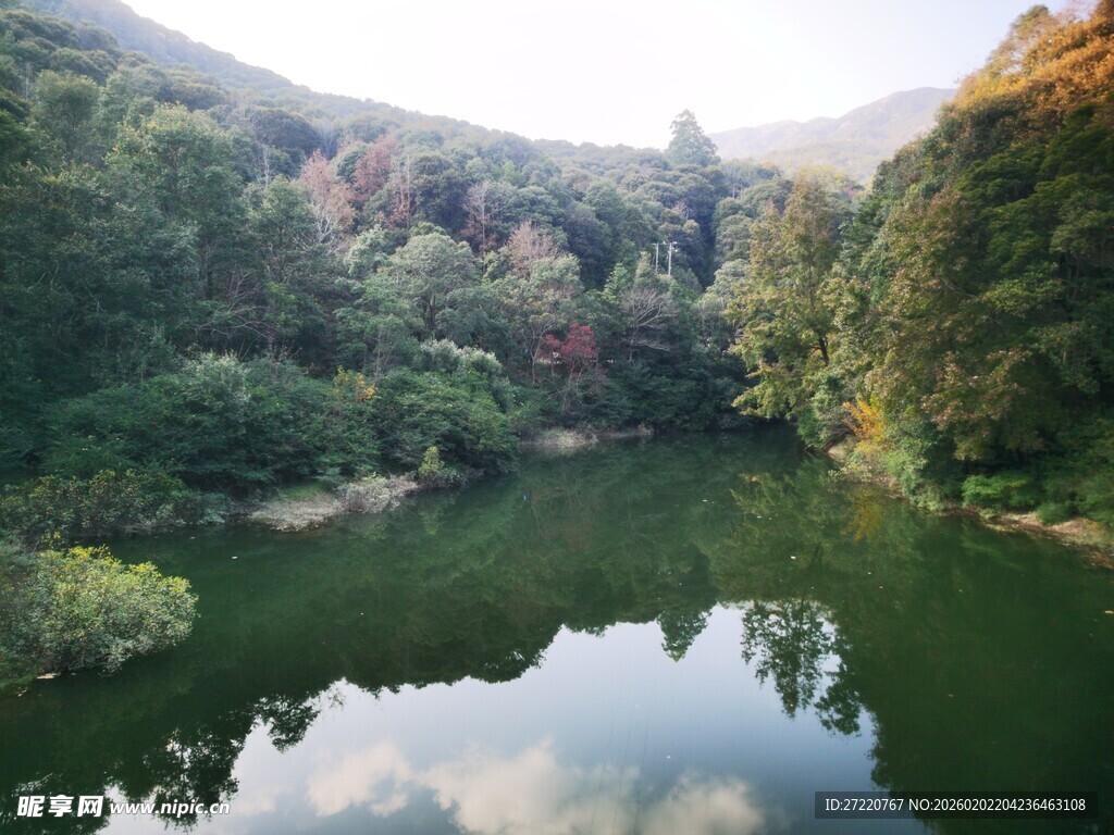 山间静美湖水风景如画
