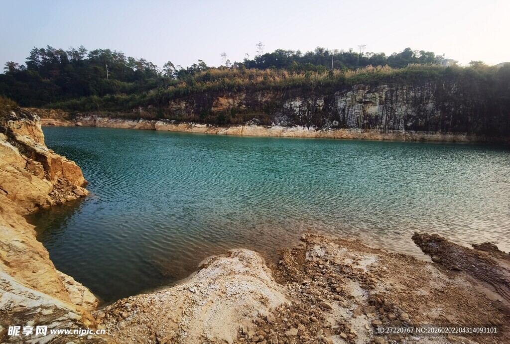 湖畔岩石景观 碧水蓝天