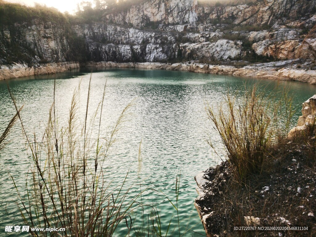 山间碧湖 自然静谧之景