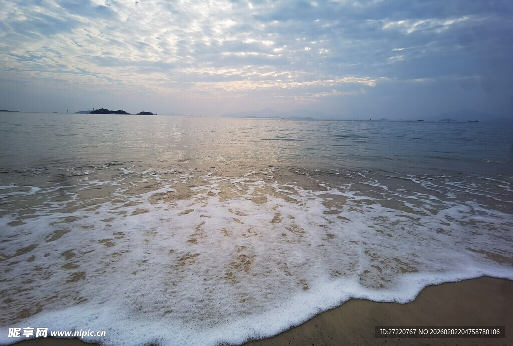 海边日出 海浪轻拍沙滩