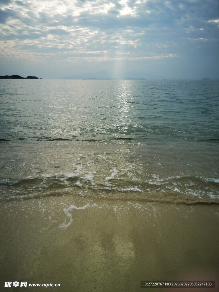 海边美景 阳光洒落沙滩