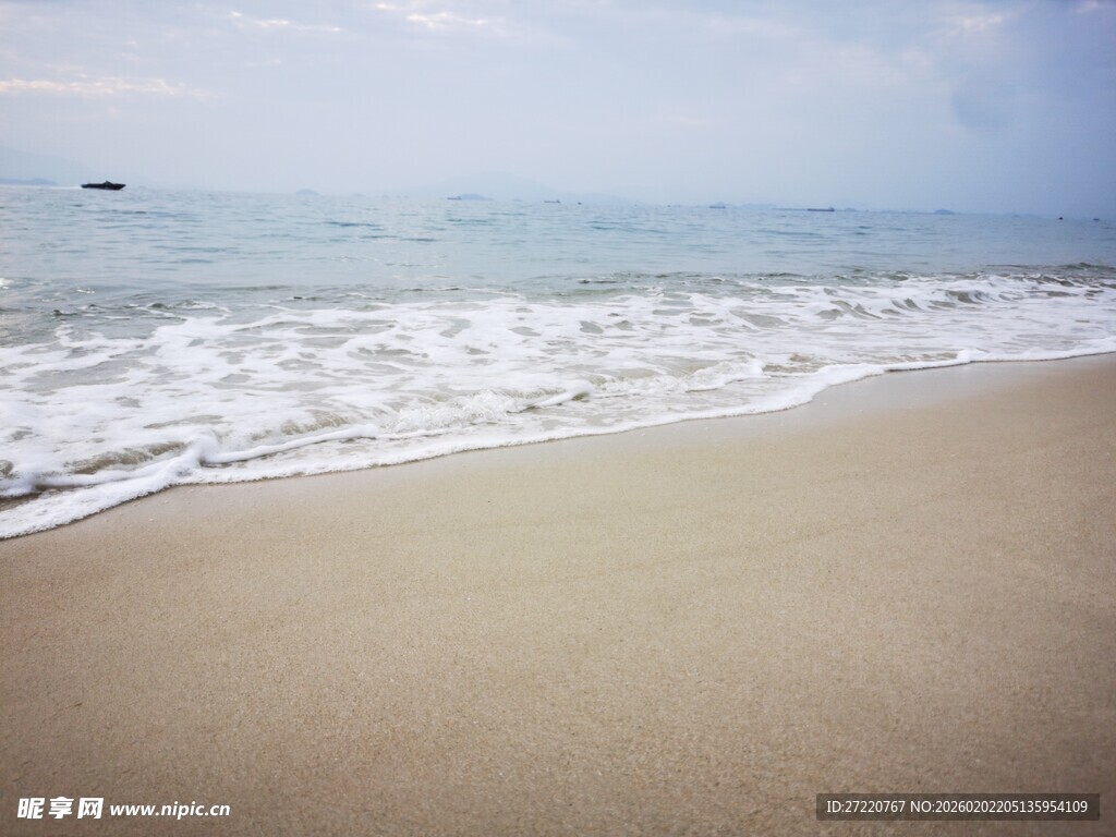 宁静海滩 海浪轻拍沙滩
