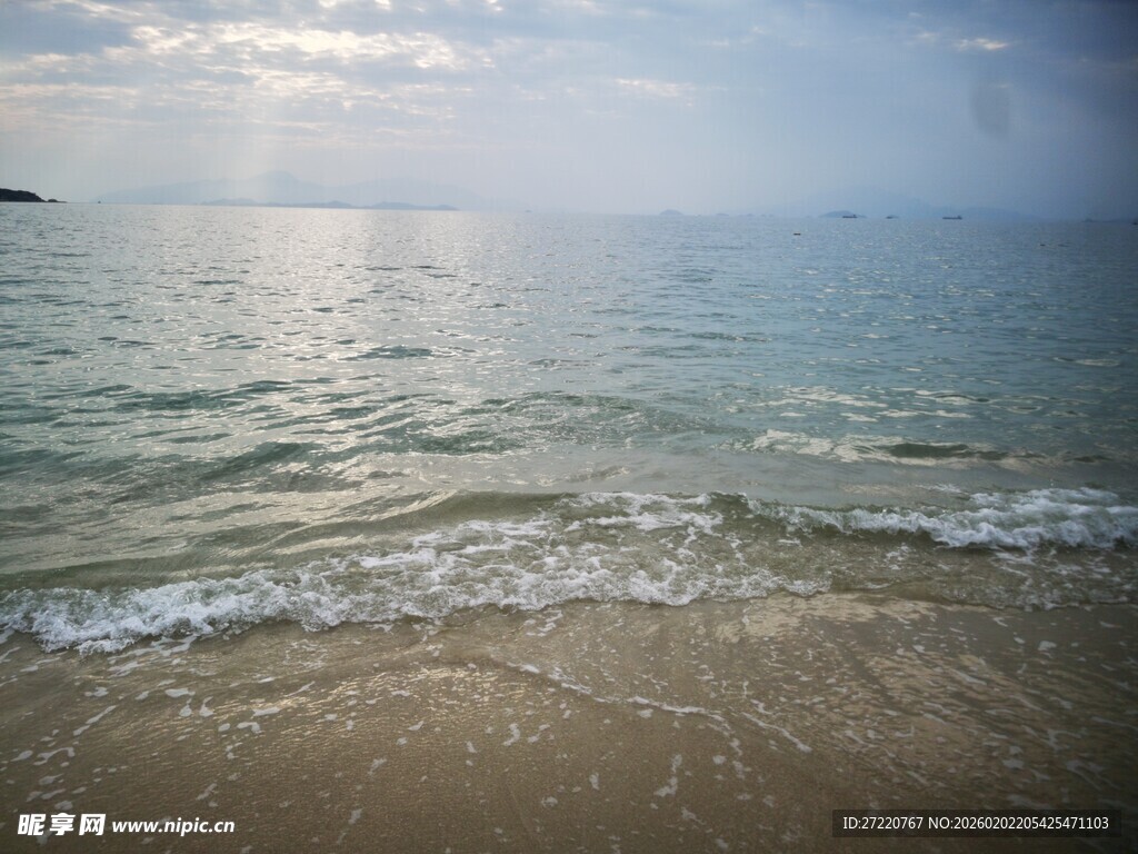 海边美景 海浪轻拍沙滩
