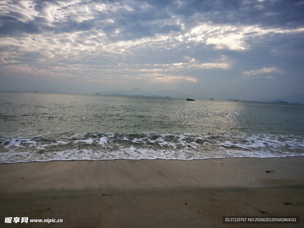 海边美景 海浪轻拍沙滩