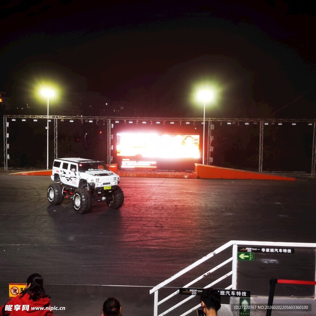 舞台上的酷炫白色越野车