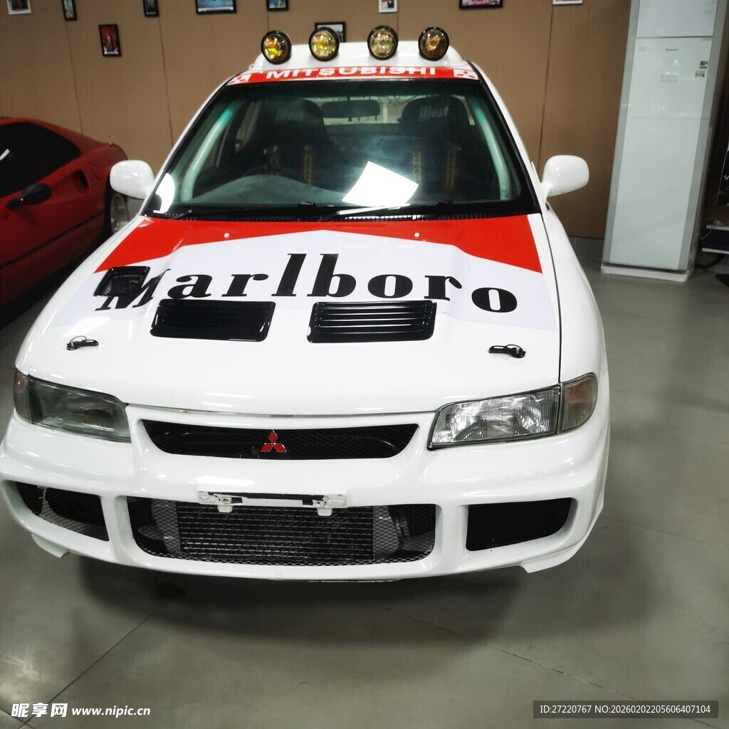 万宝路涂装白色改装汽车